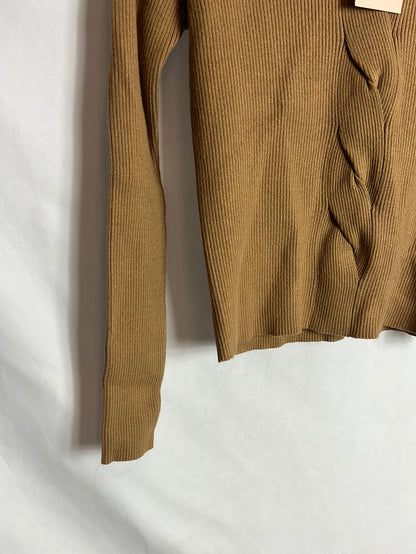MY PEEPTOES. Camel ribbed sweater with neck detail. TS