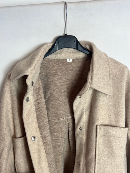 OTRAS. Sobre camisa beige jaspeada textura. T S