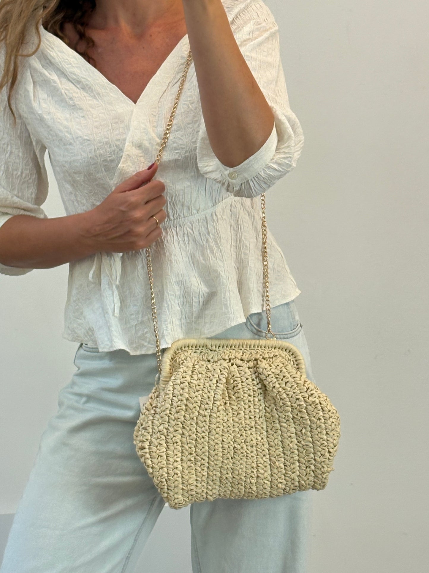 Bolso rafia  beige cadena dorada
