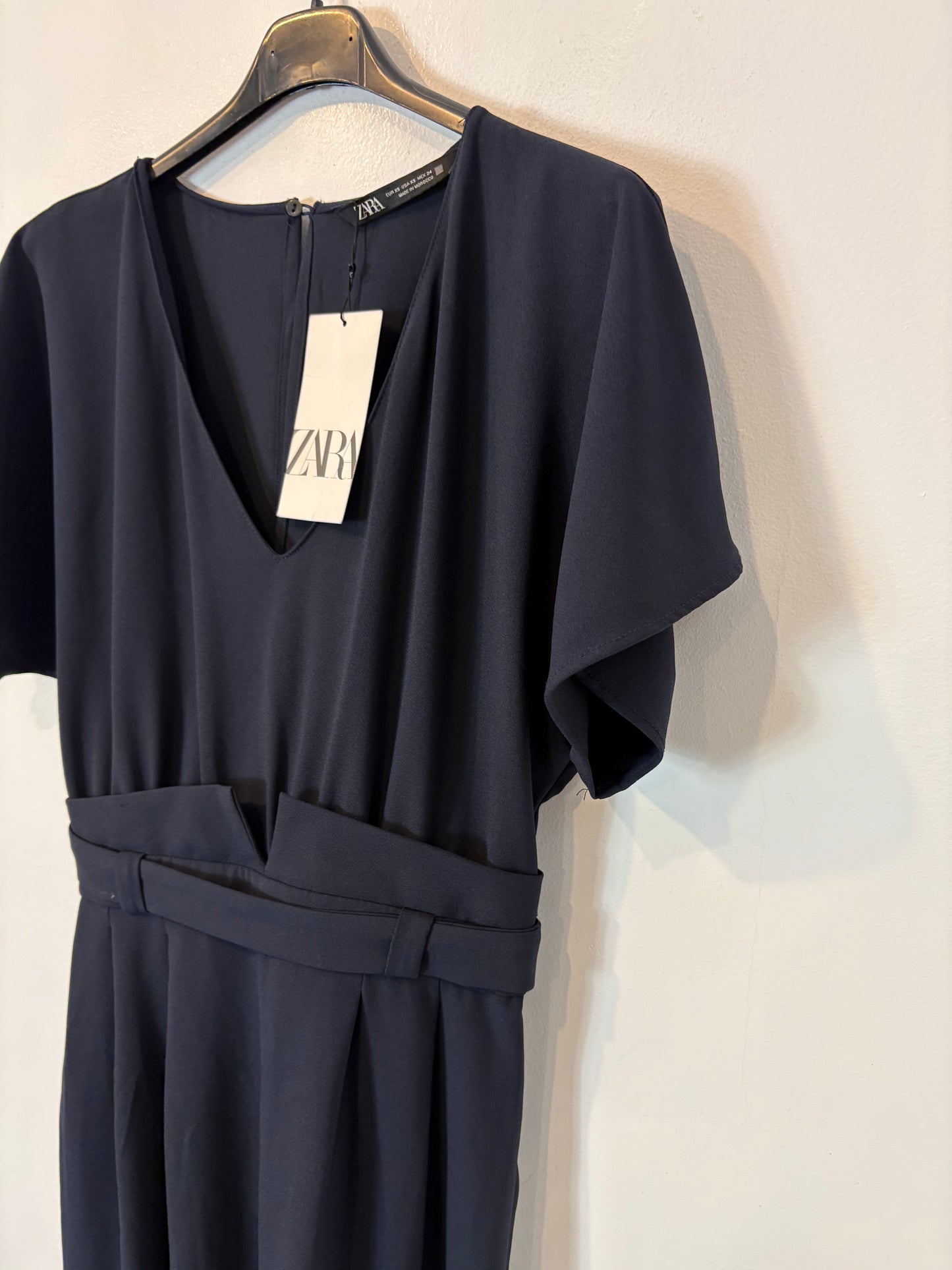 ZARA. Mono azul fluido escote