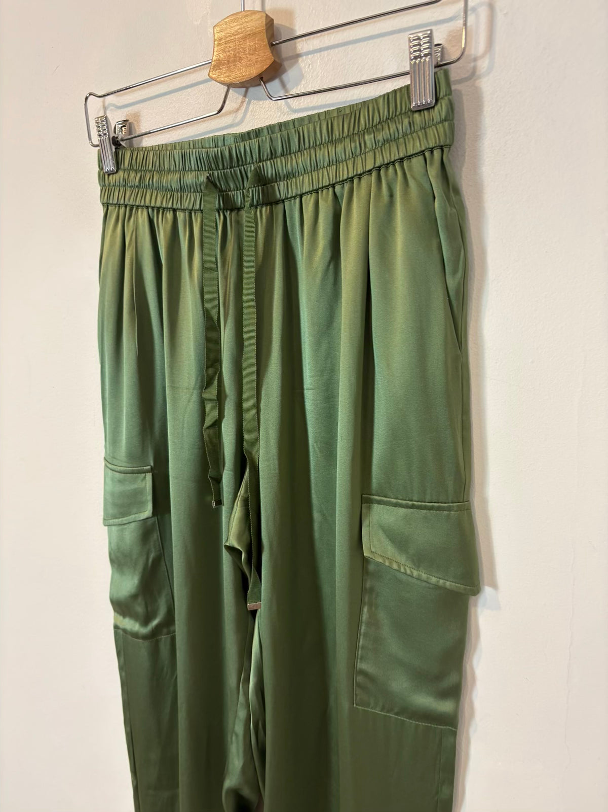CAMI NYC. Pantalón verde seda bolsillos