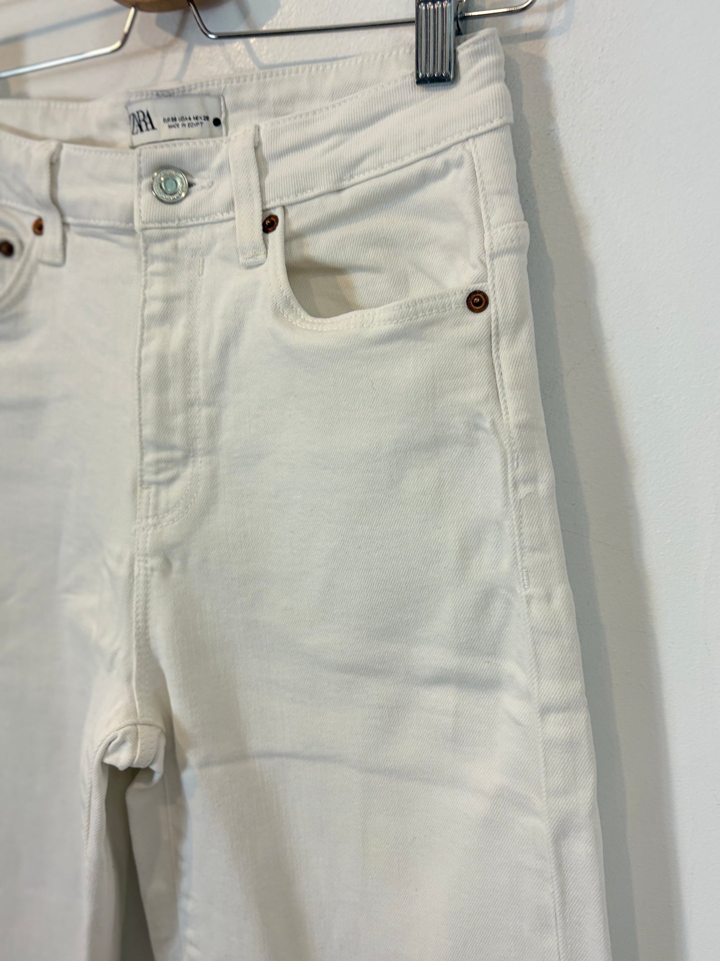ZARA. Denim blanco cropped. T 36