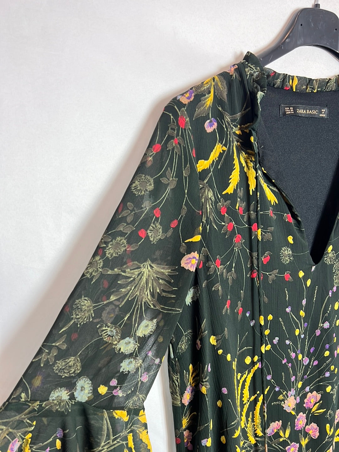 ZARA. Vestido verde flores T.xs