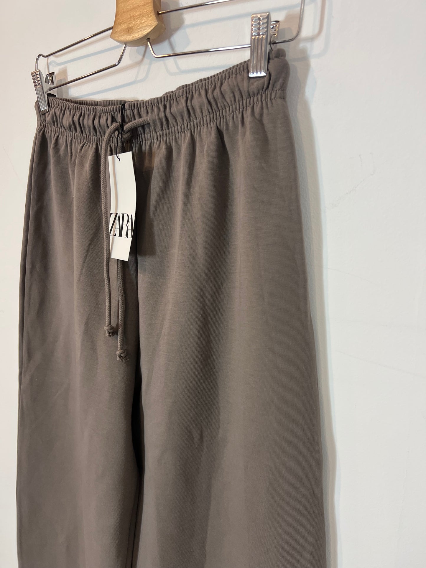 ZARA. Conjunto felpa gris topo. T S