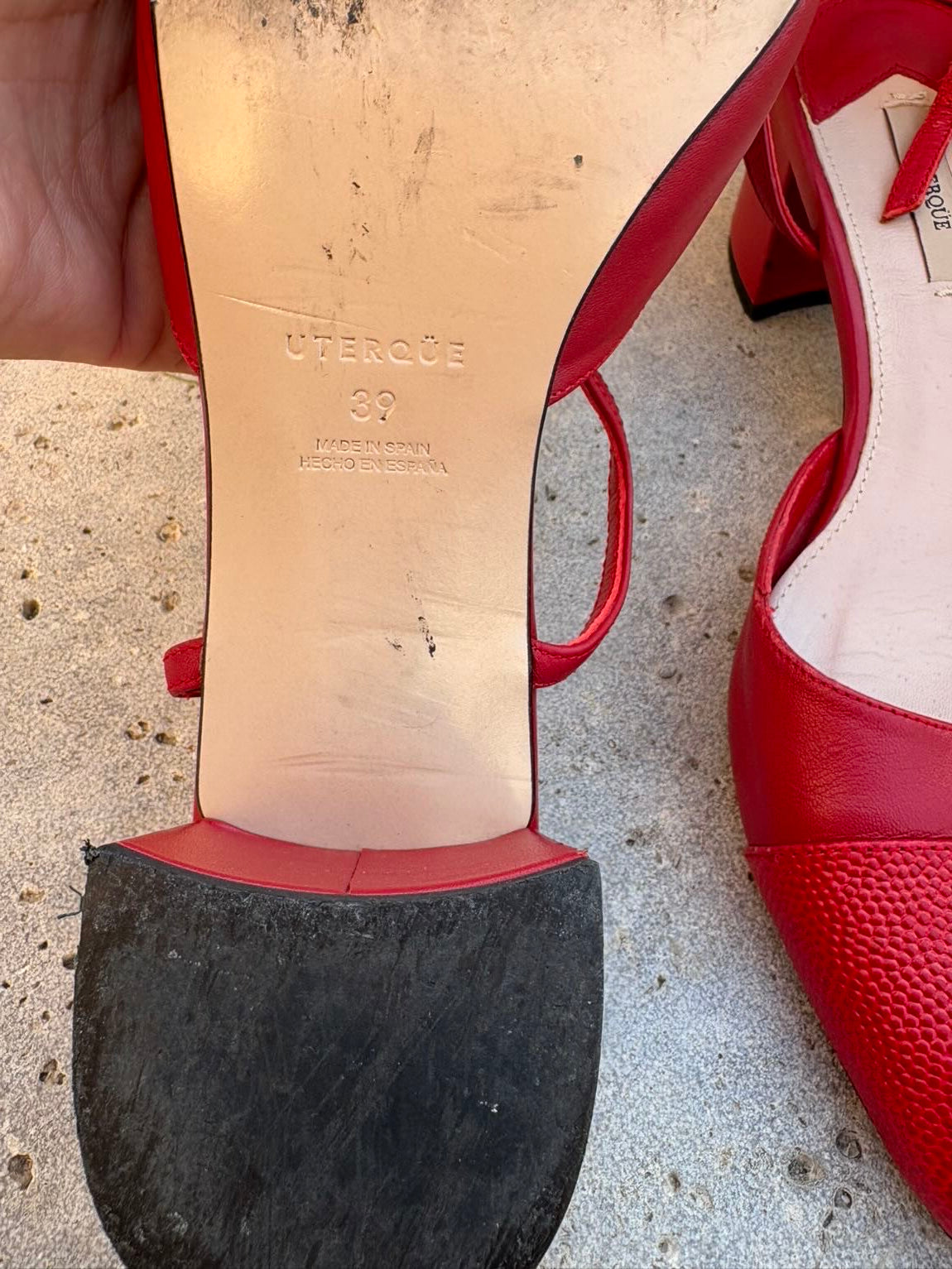 UTERQÜE. Zapatos rojos piel destalonados. T 39