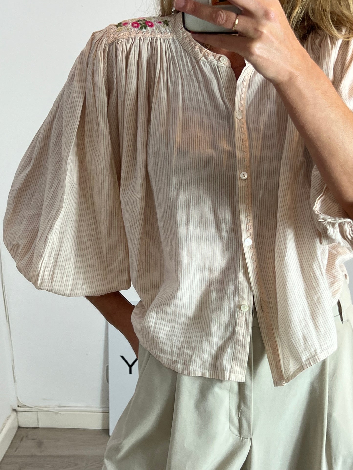 LOUISE MISHA. Blusa beige rayas y bordados T.34