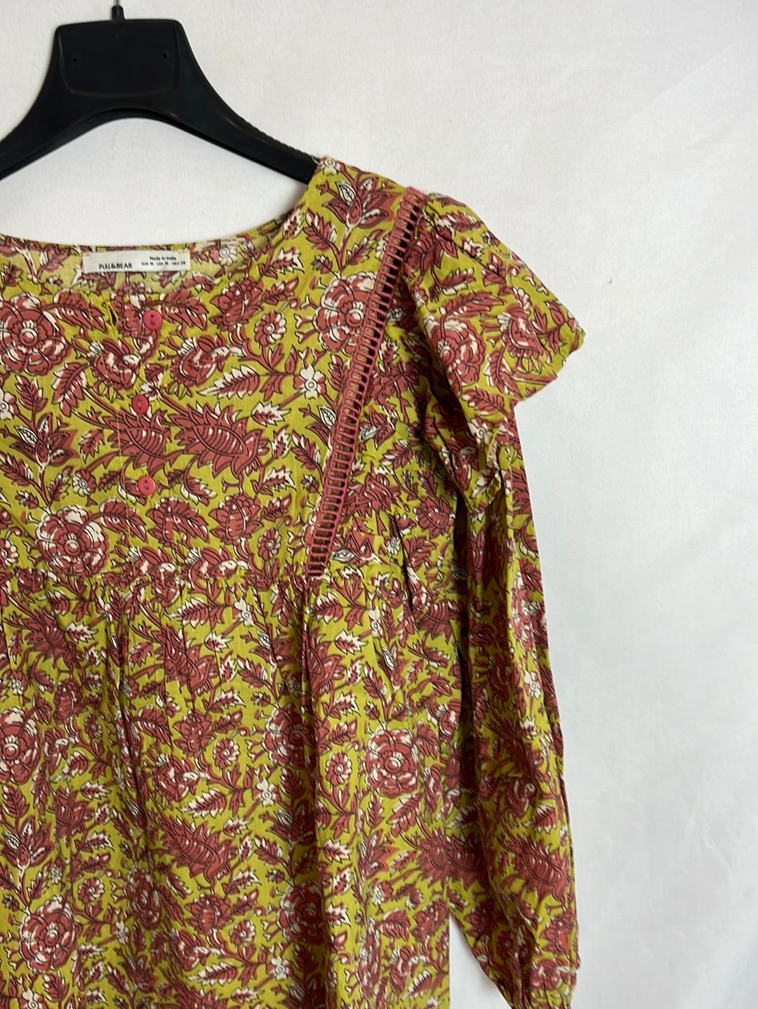 PULL&BEAR. Blusa verde flores T.m