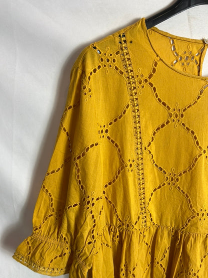 OTRAS. Blusa mostaza troquelada. TM