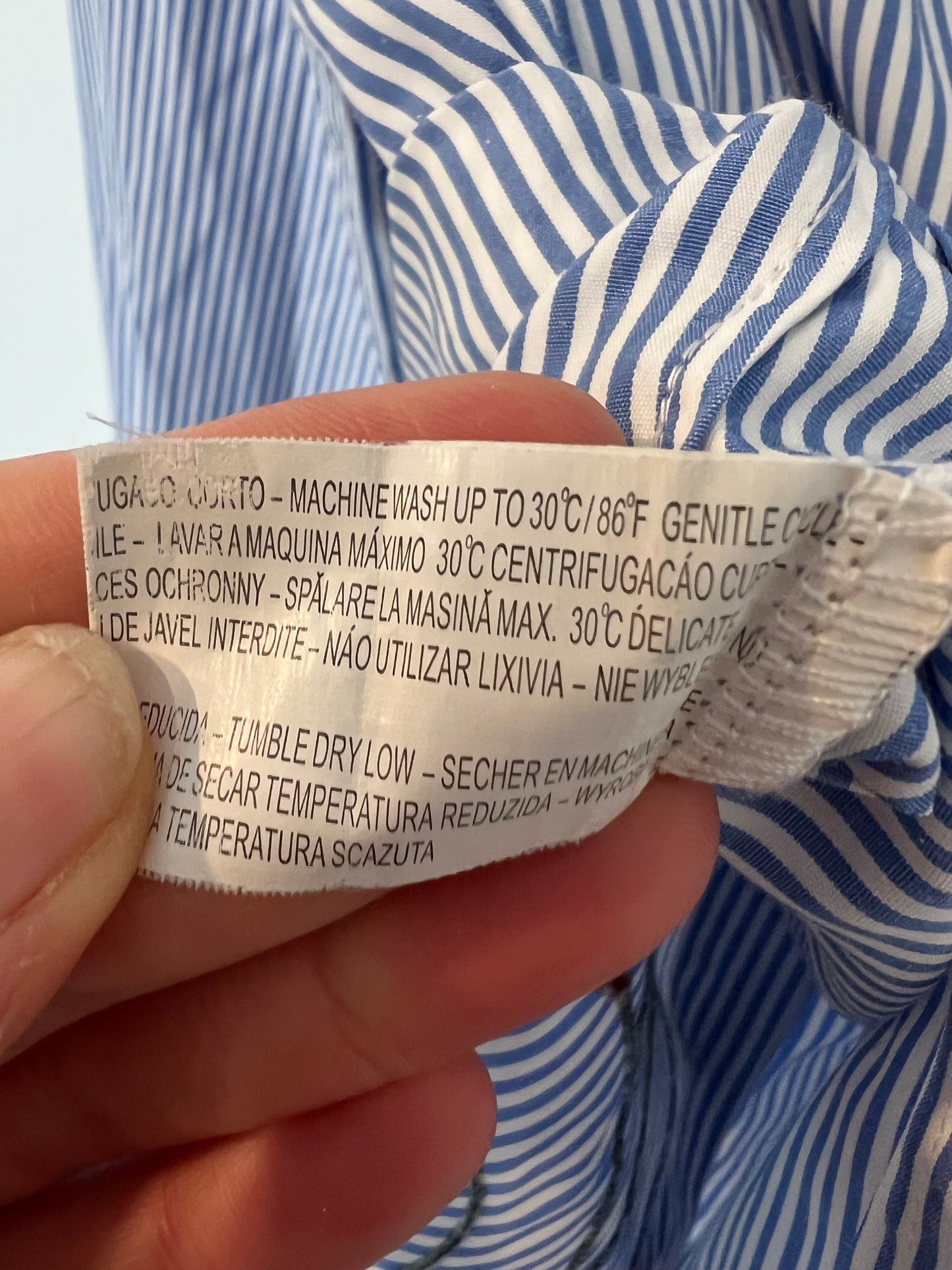 CINDY KONO. Camisa rayas y bordados. T. L (S)