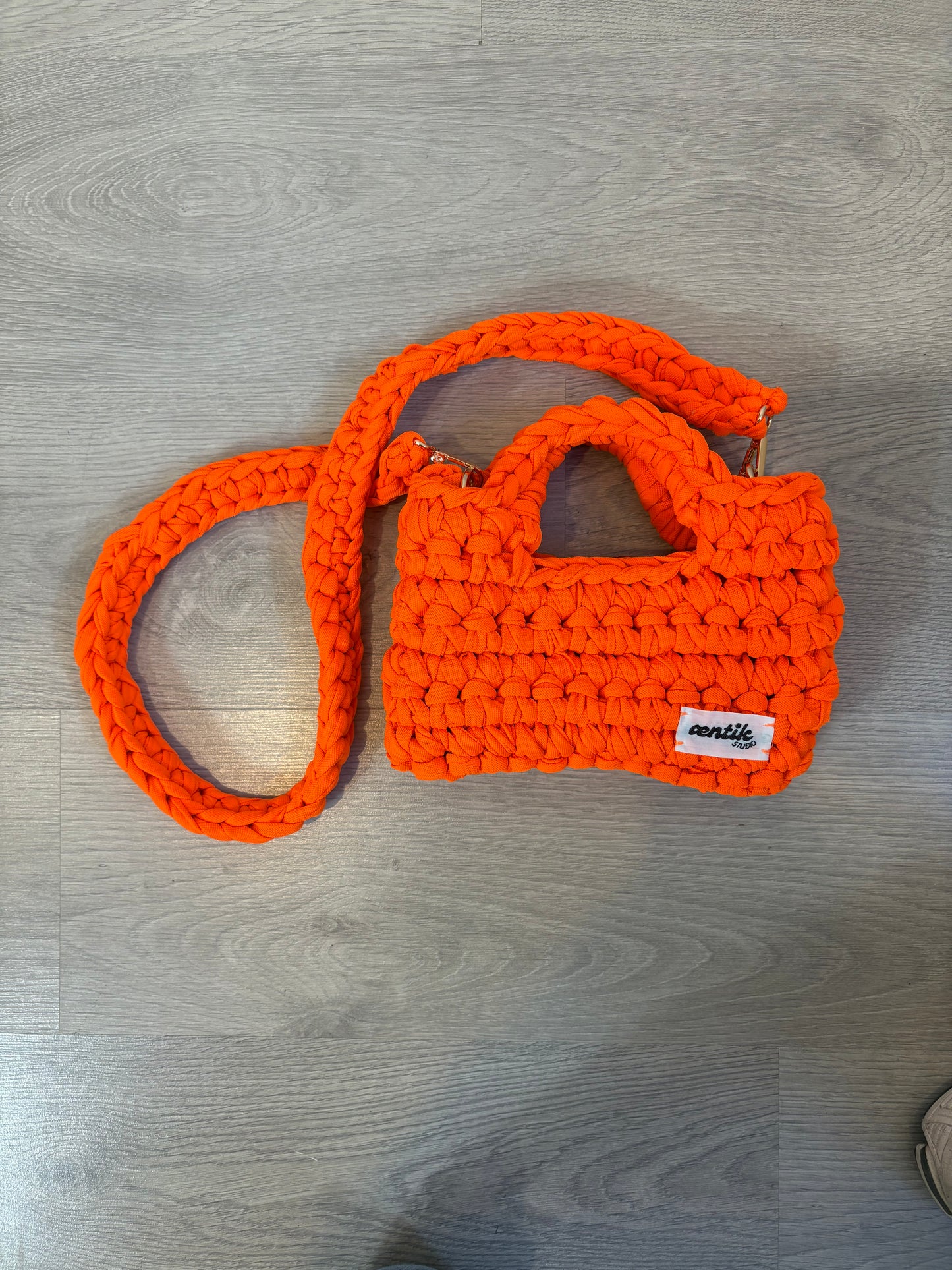 OTRAS. Bolso naranja handmade