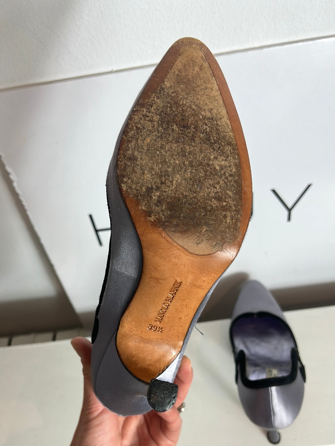 MANOLO BLAHNIK. Stilettos morados detalle en negro. T 39.5