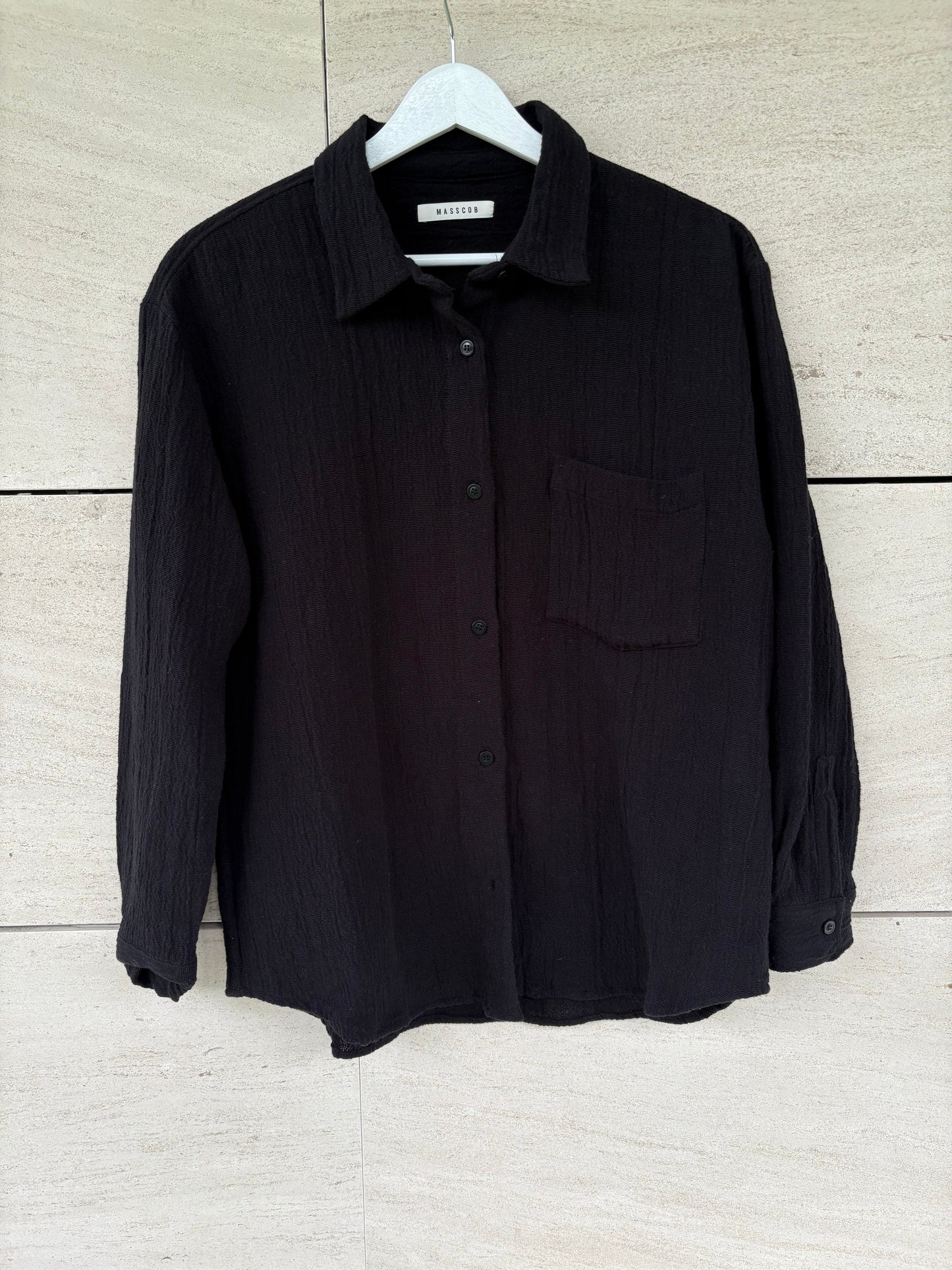MASSCOB. Camisa negra textura