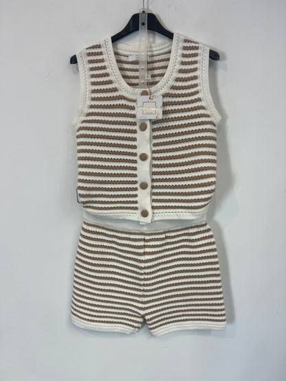 OTRAS. Conjunto  beige y blanco perforado. T S