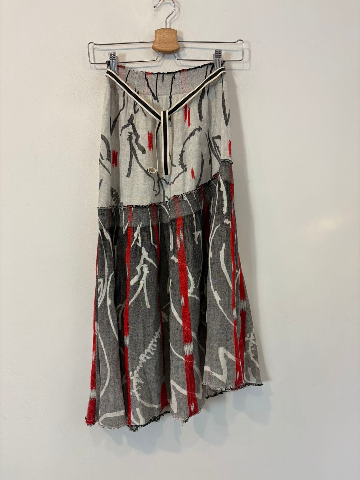 MAROLA. Falda midi estampada  bordados