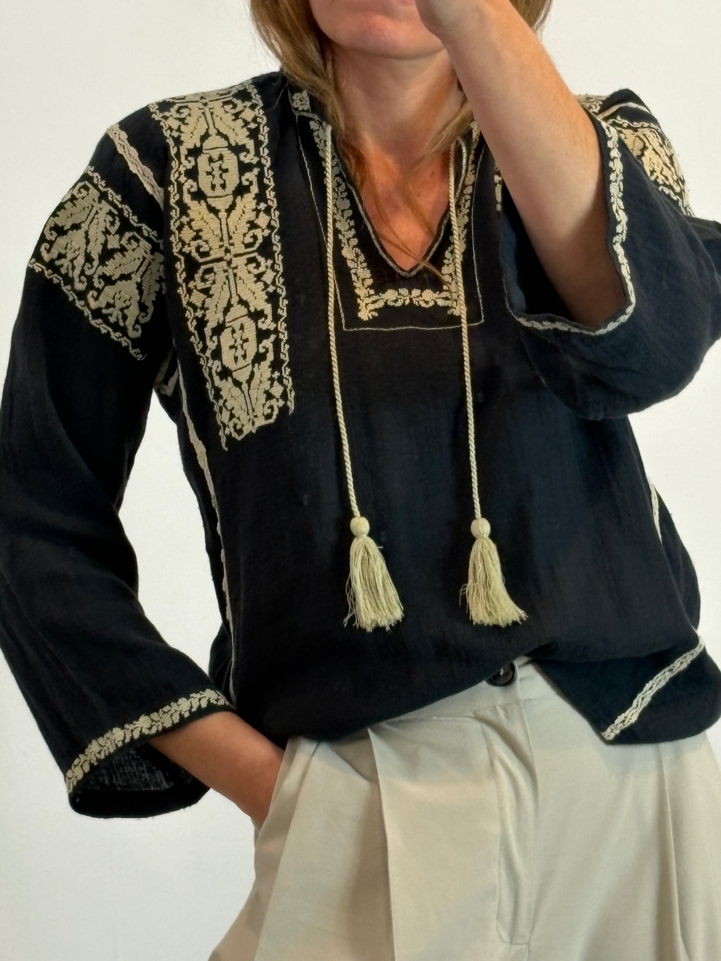 ISABEL MARANT ÉTOILE. Blusa negra bordados