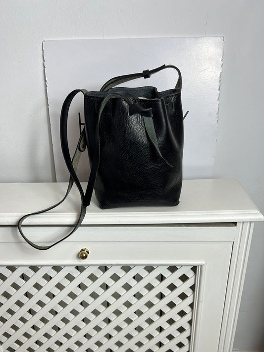 WASACS. Bolso negro piel estilo saco mini