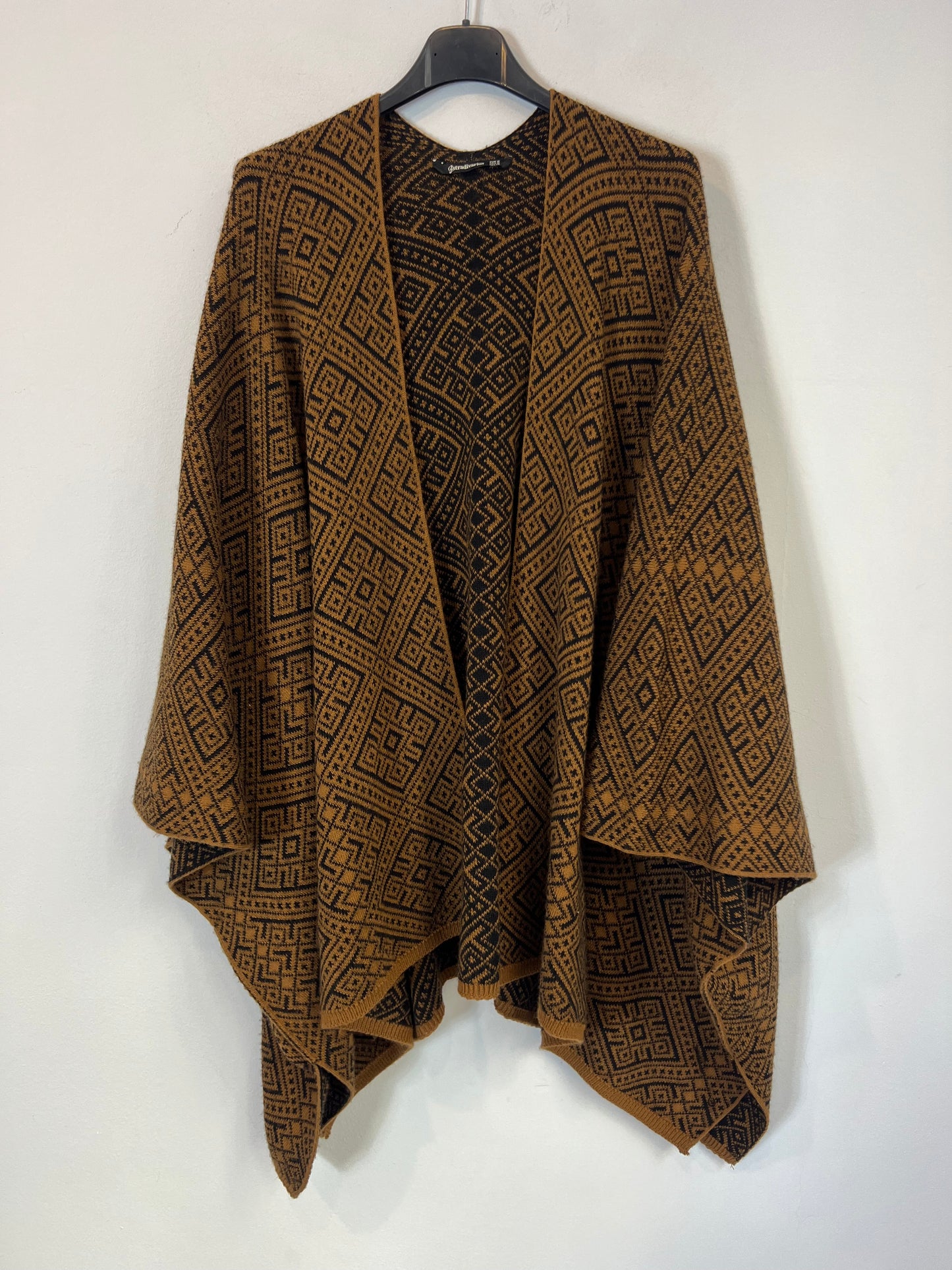 STRADIVARIUS. Kimono punto estampado geométrico. T M