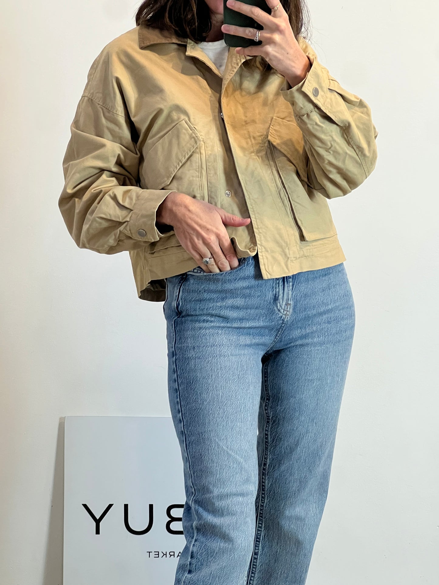 ZARA. Chaqueta beige bolsillos