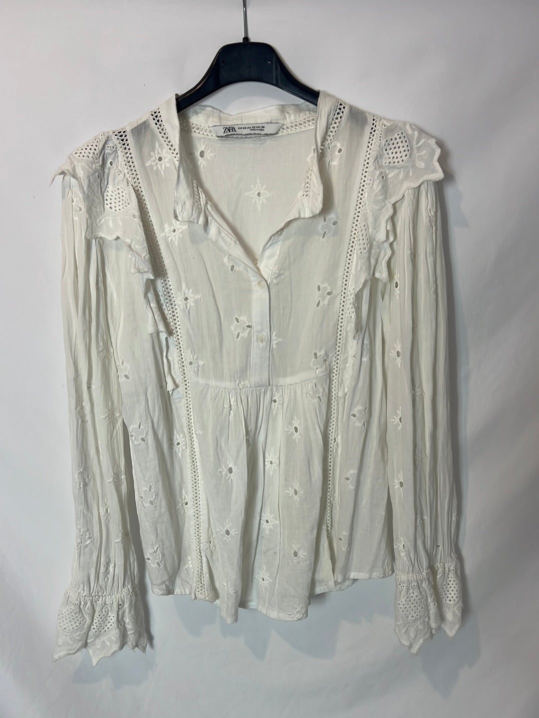 TaraZARA. White blouse with embroidered details. Size XS