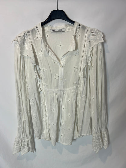 TaraZARA. White blouse with embroidered details. Size XS