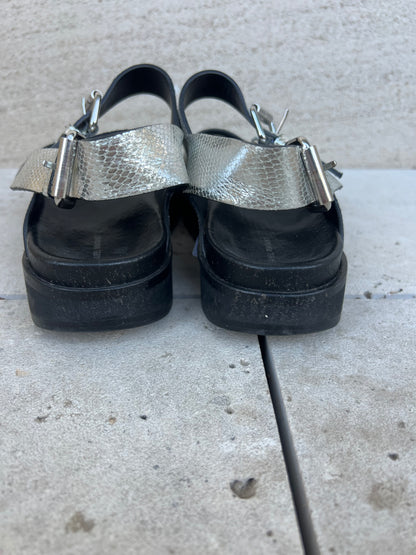 ISABEL MARANT. Sandalia hebillas plateada. T 39