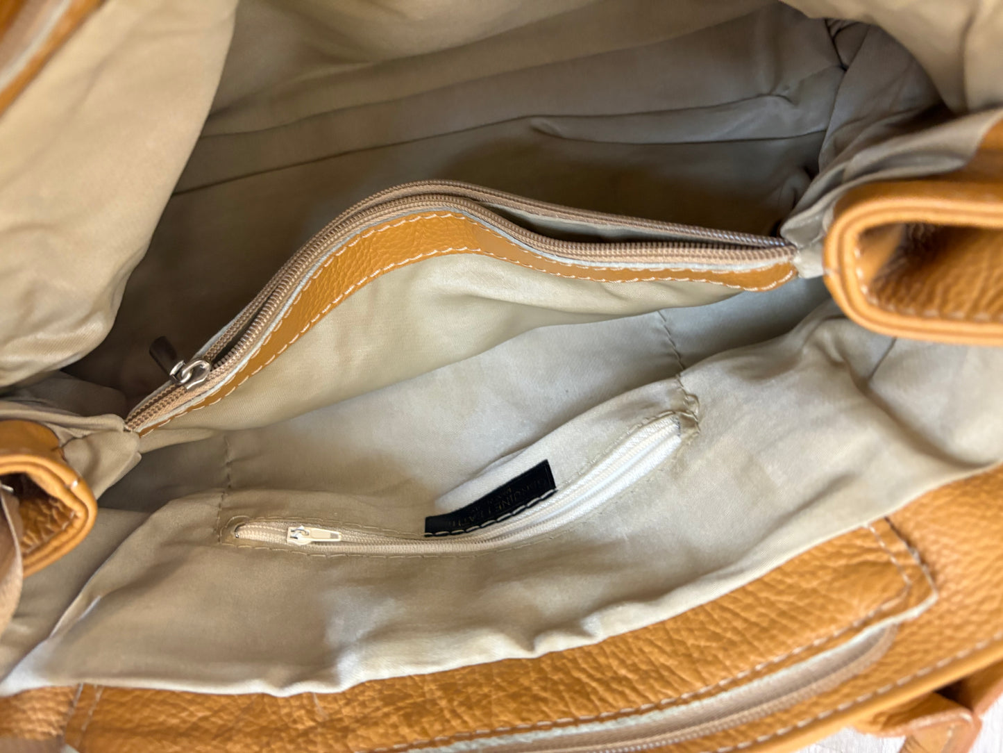 OTRAS. Bolso piel camel