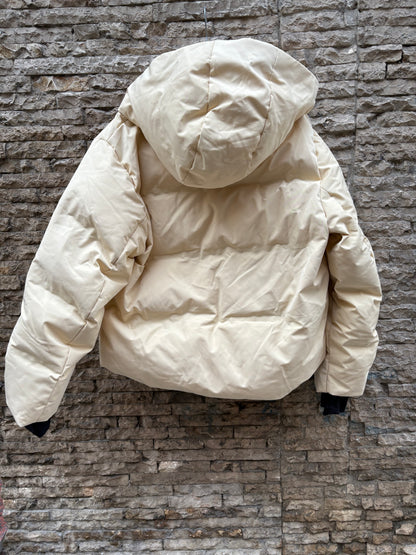 OYSHO. Plumas ski collection crema