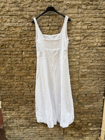 MANGO. Vestido midi blanco troquelado
