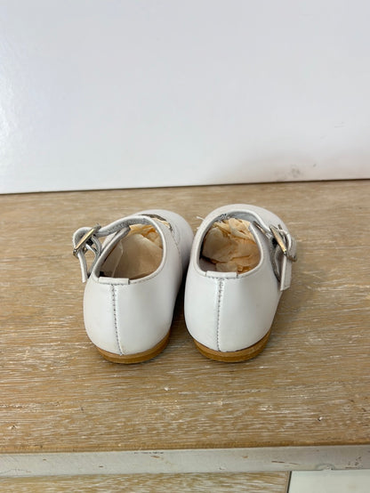 OKAA. Zapatos blanco hebilla T.18