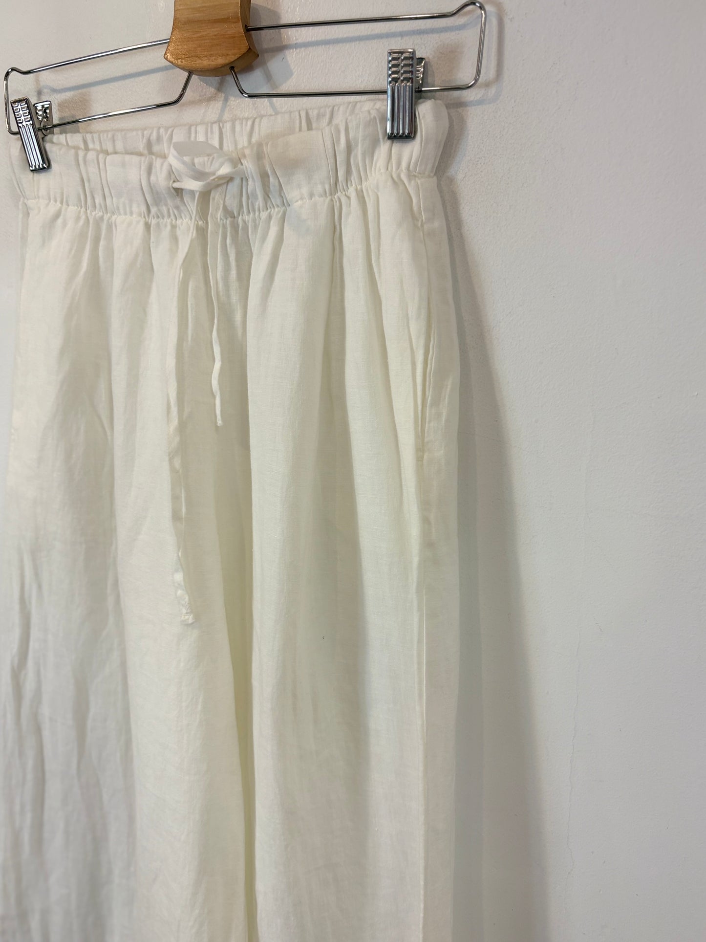 ZARA. Pantalón blanco lino fluido