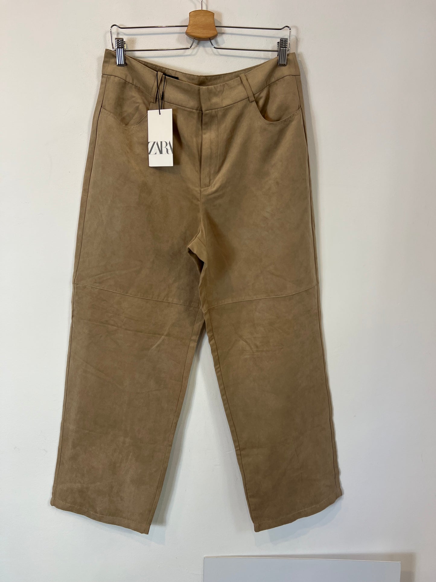 ZARA. Pantalón beige antelina T.l