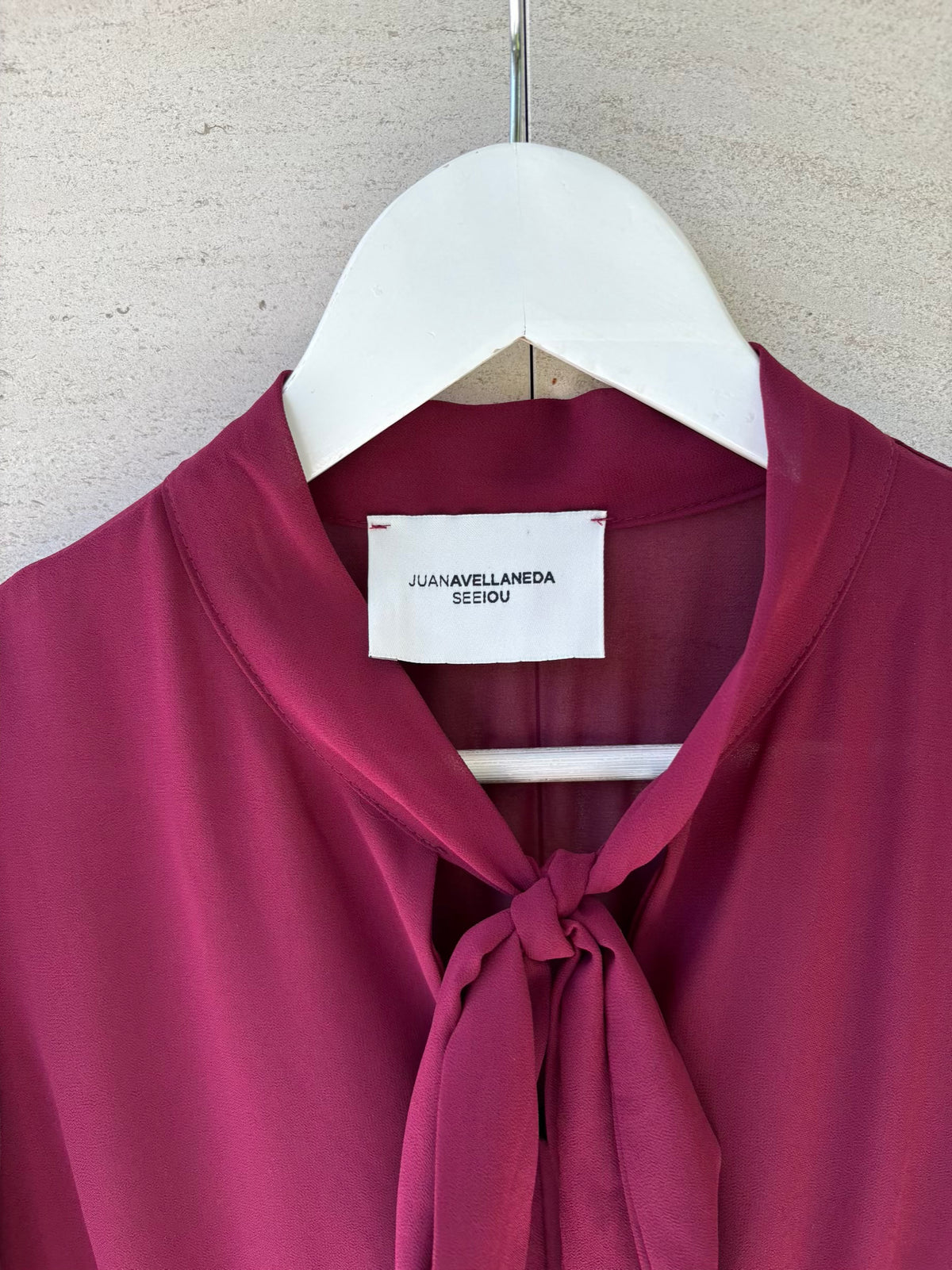 JUAN AVELLANEDA x SEEIOU. Vestido midi fluido granate