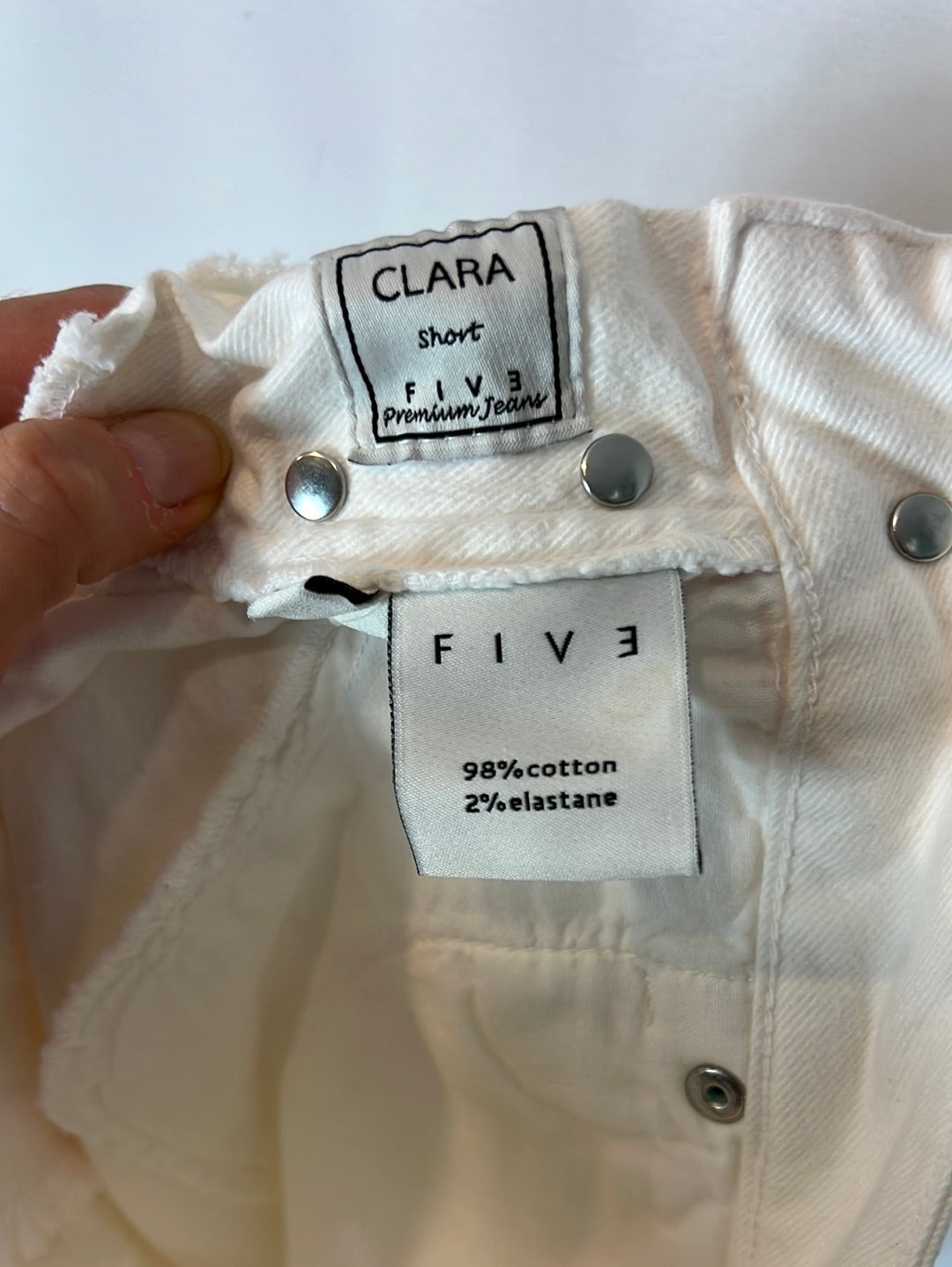 FIVE. White buttoned denim shorts. T 27 (38)