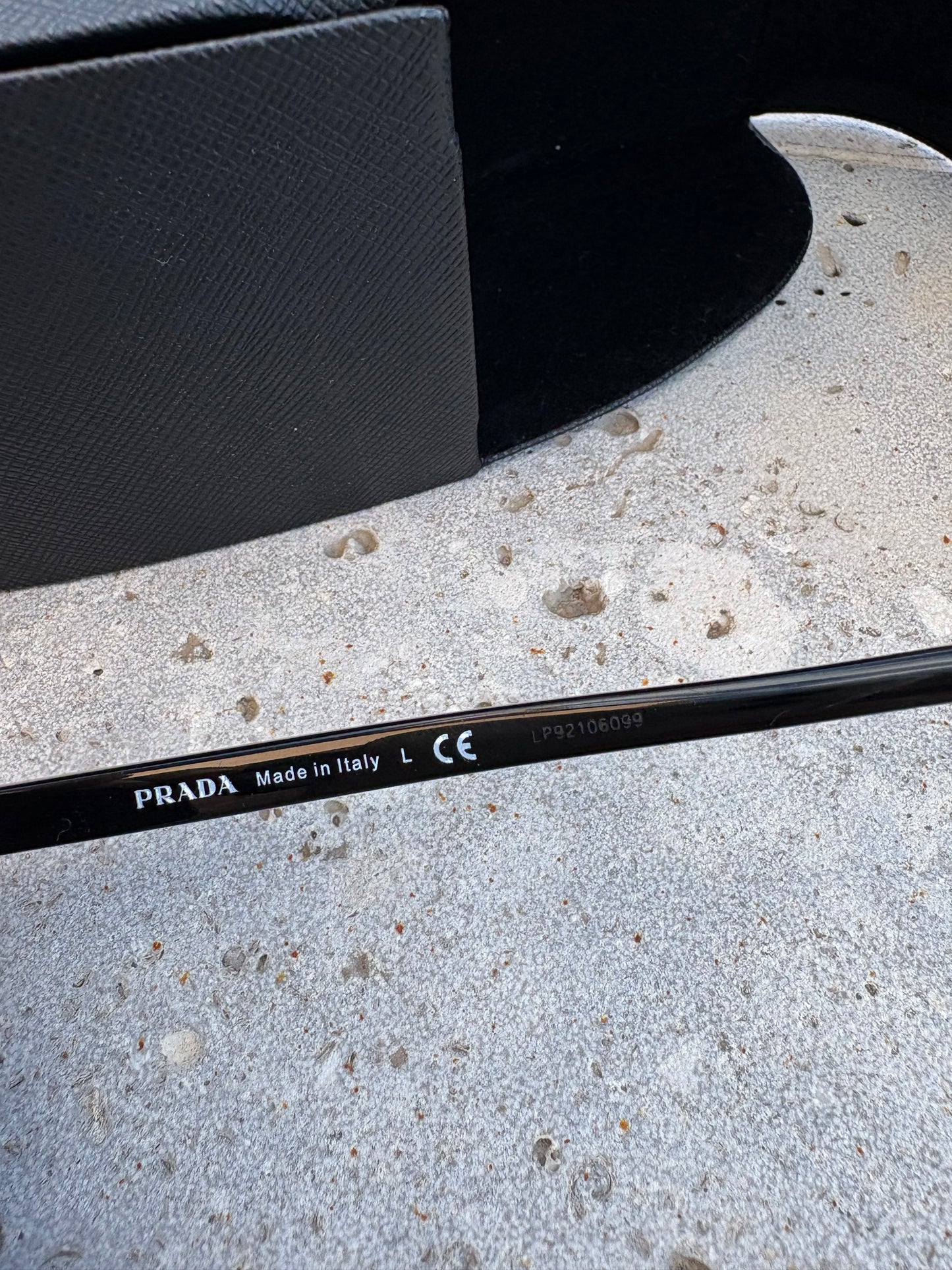 PRADA. Gafas de sol negras