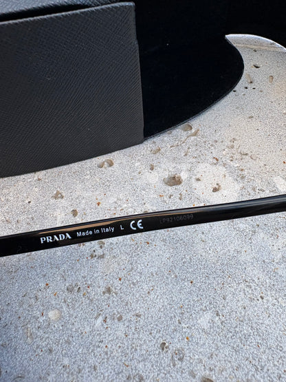 PRADA. Gafas de sol negras