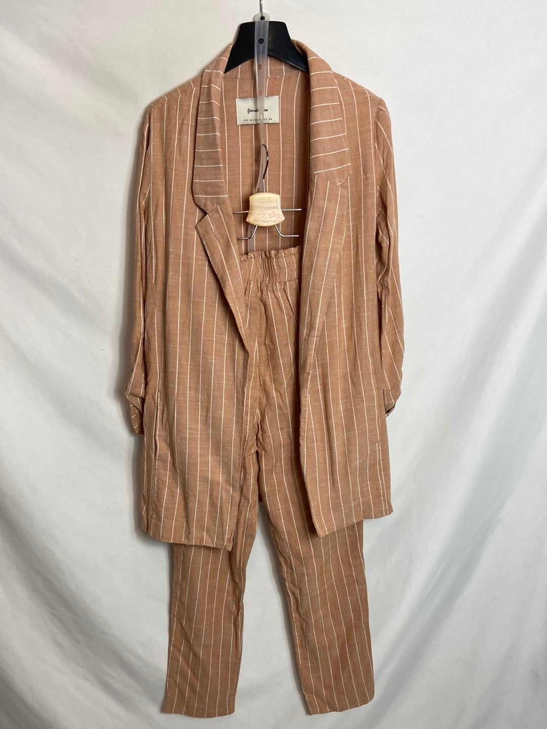 STRADIVARIUS. Chaqueta beige rayas T.XS