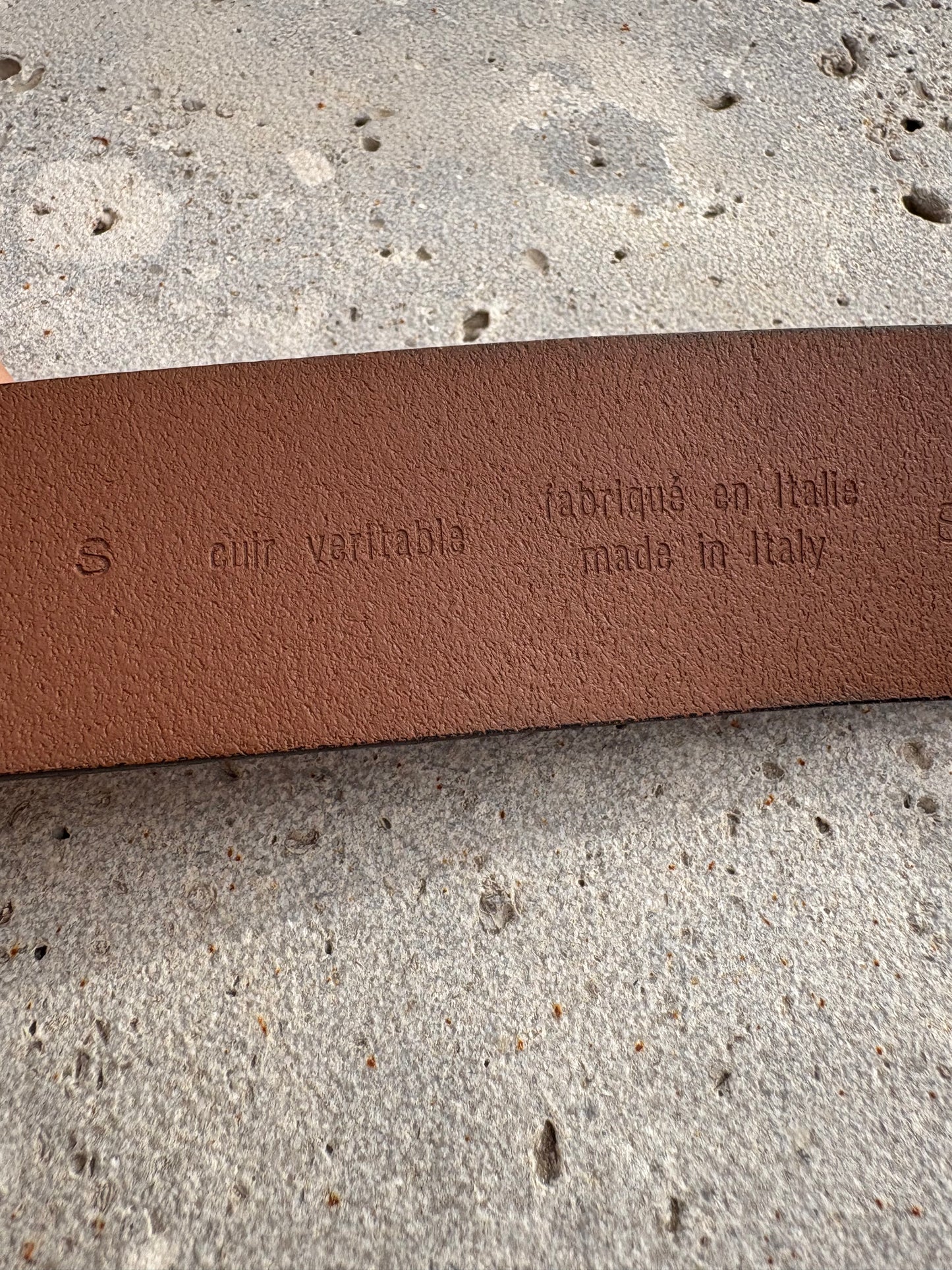 SESSÚN. Cinturón marrón piel