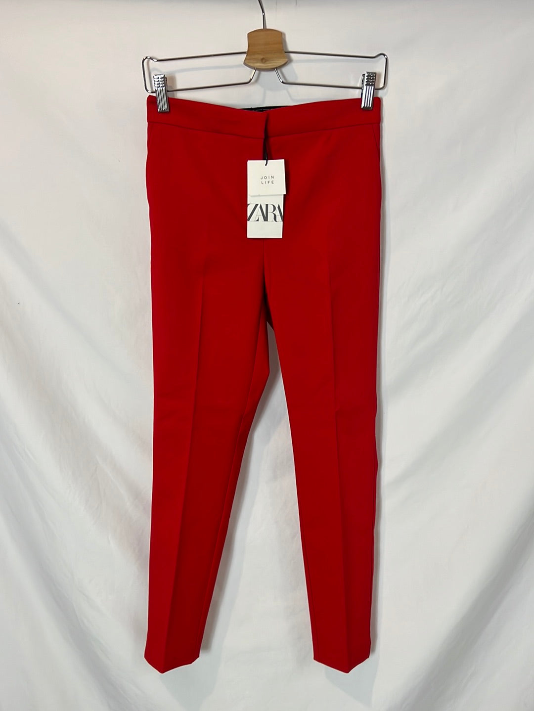 ZARA. Red trousers with pleats and waist detail. TM