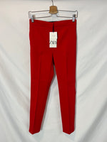 ZARA. Pantalón rojo pinzas detalle cintura. T M
