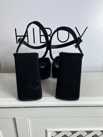 ZARA. Sandalia negra plataforma. T 39