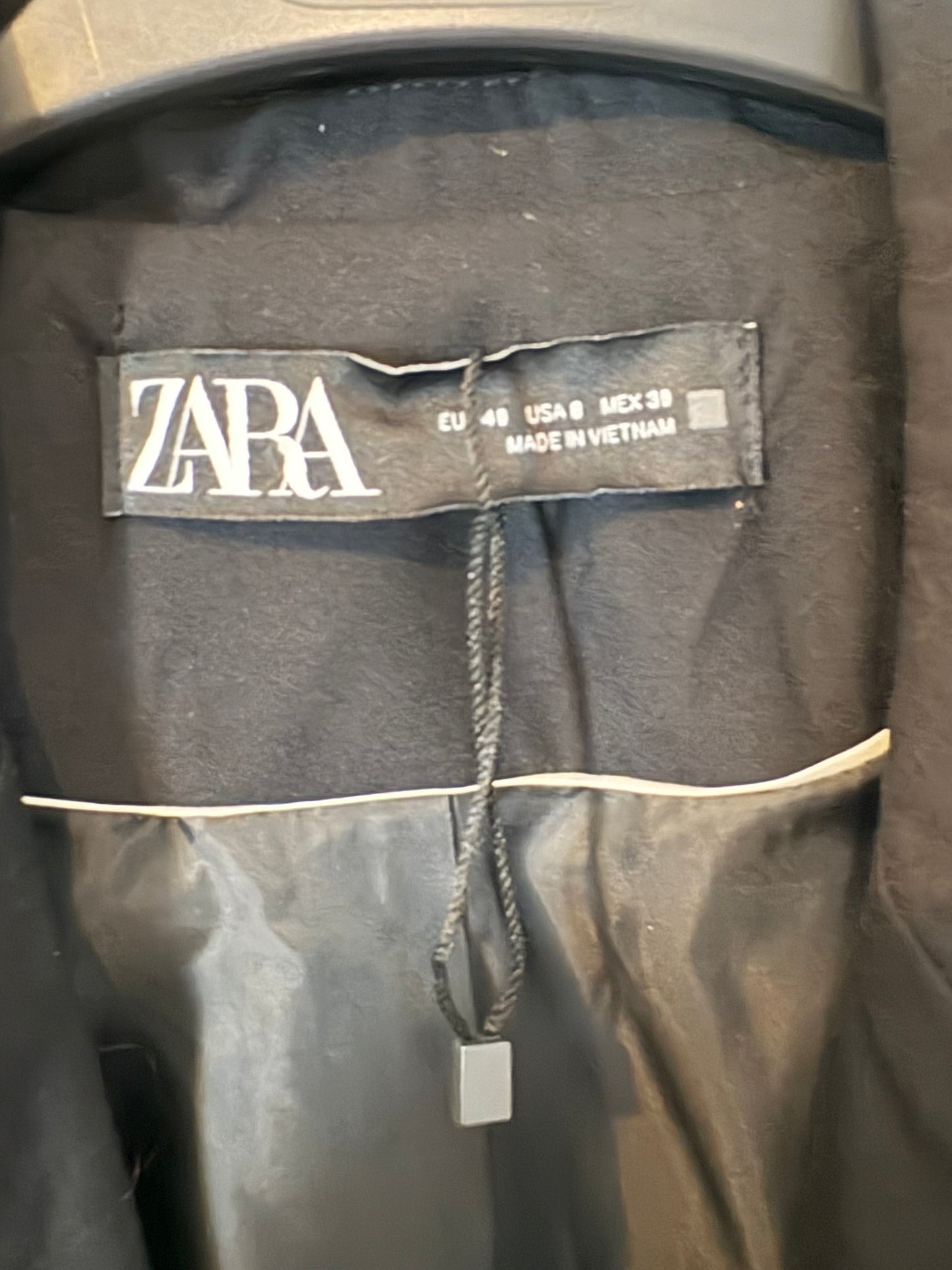 ZARA. Blazer negra fluida