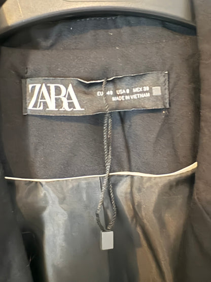ZARA. Blazer negra fluida