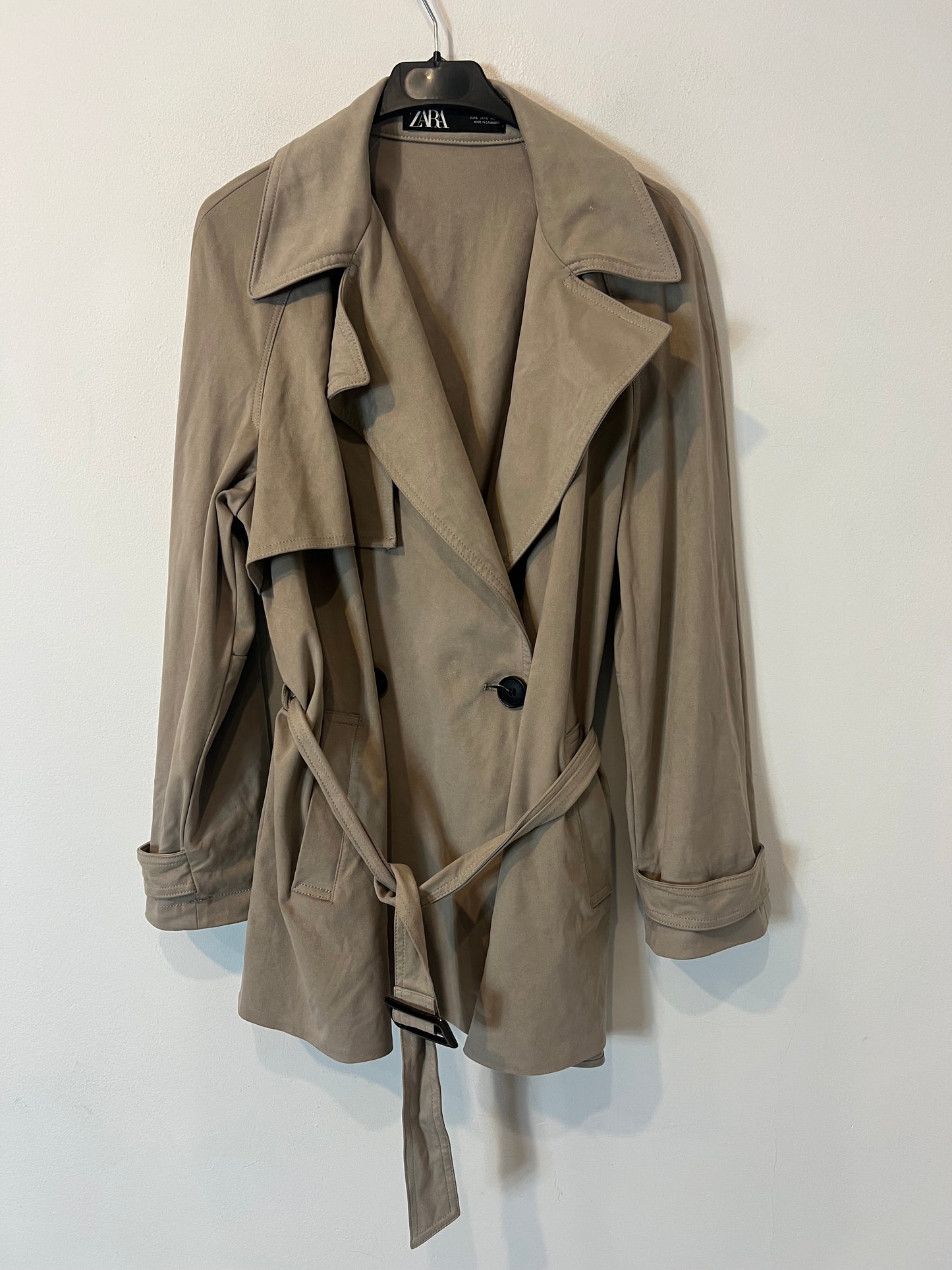 ZARA. Chaqueta beige tostado efecto piel