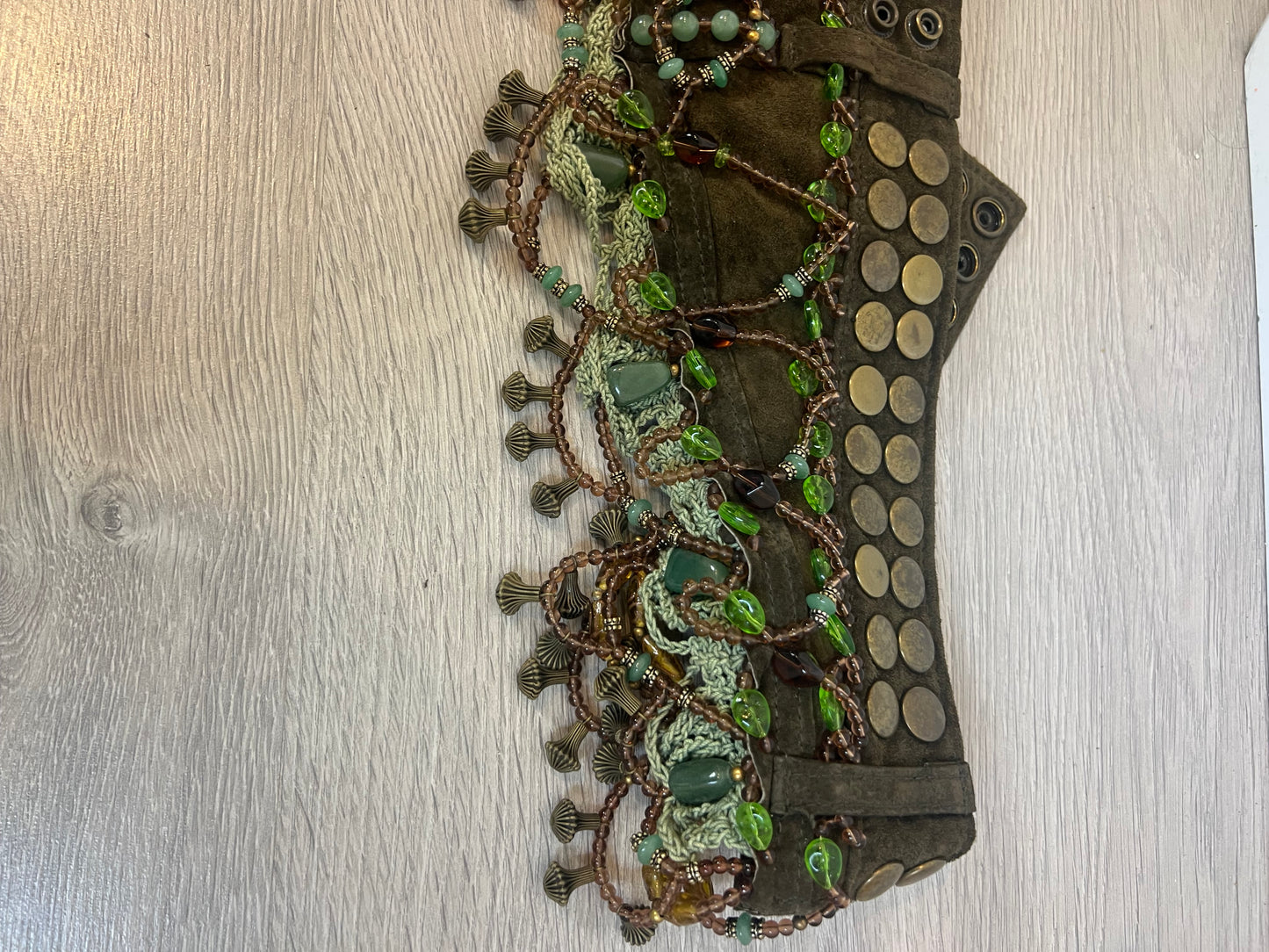 OTRAS. Cinturón piel abalorio