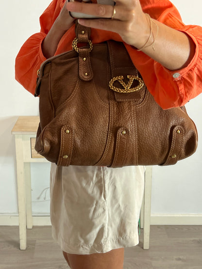 VALENTINO GARAVANI. Bolso camel detalles dorados (TARA)