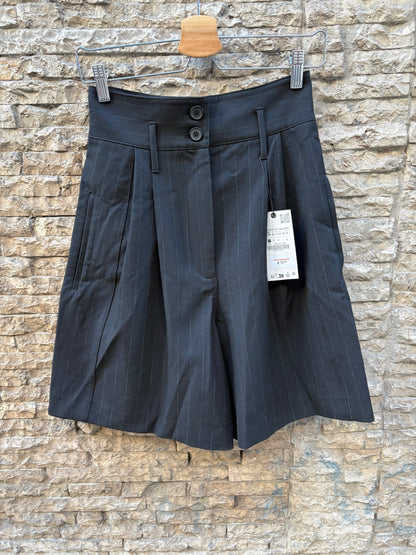 ZARA. Bermuda negra raya
