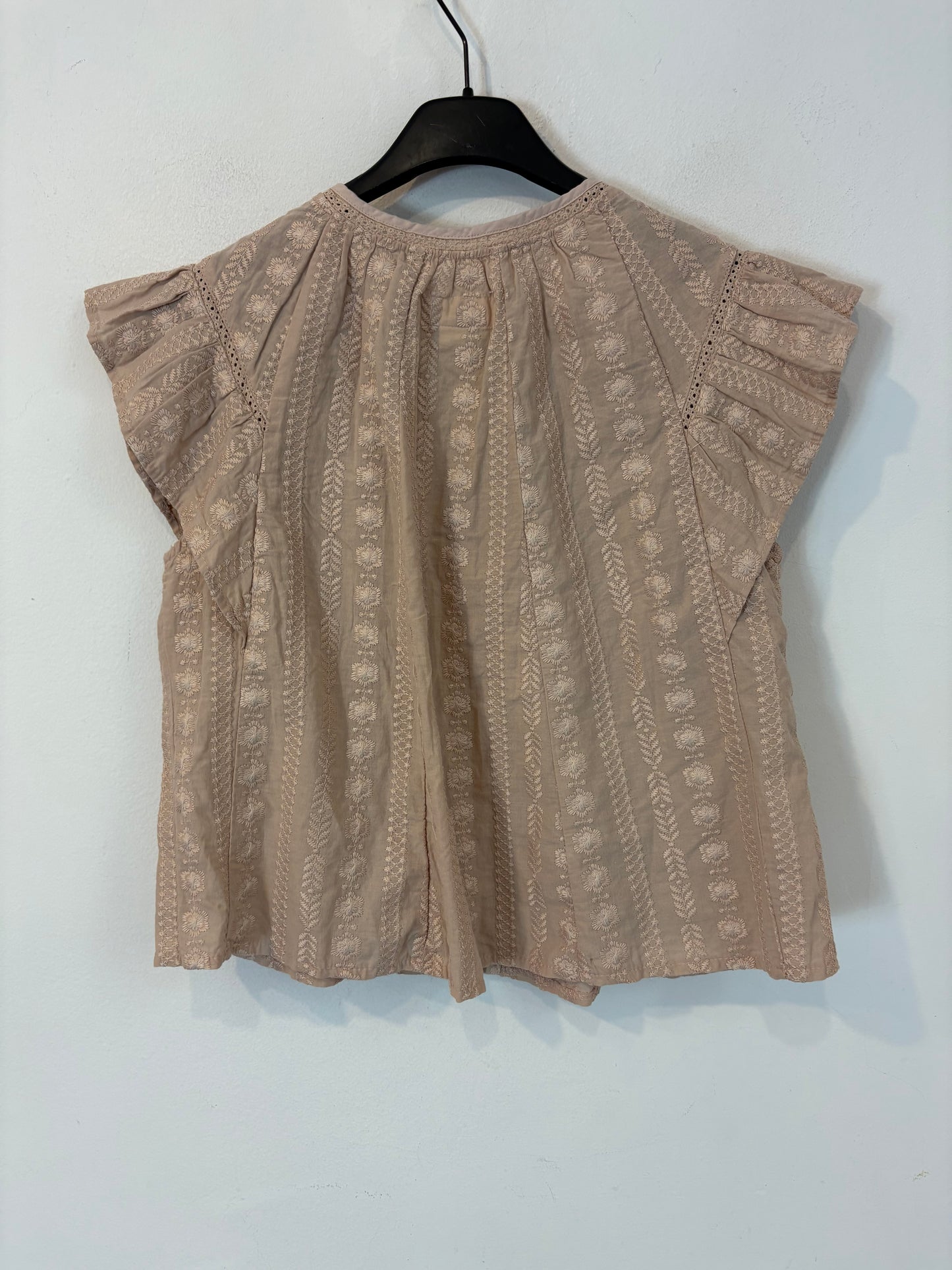 ZARA. Top beige bordado