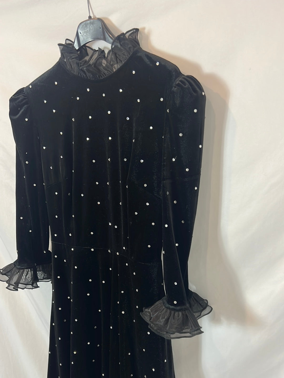 SUNFERE. Vestido midi terciopelo y pedrería. T M