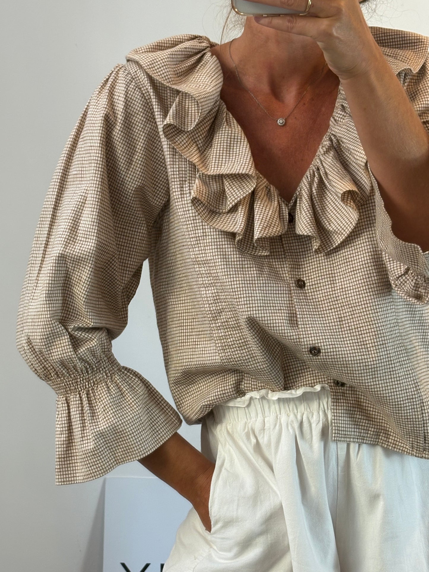 JOSEPHINE. Beige cotton and linen ruffle blouse. T.S.