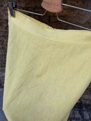 LAAGAM. Conjunto amarillo con lino